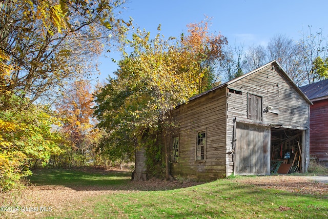 exterior space featuring a lawn