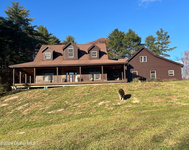 view of front of property featuring a front lawn