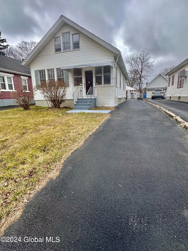 view of front of home featuring a front lawn