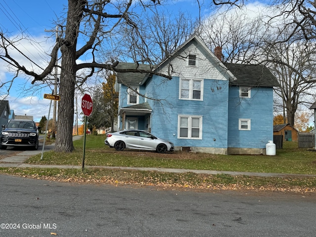 view of front of property featuring a front lawn