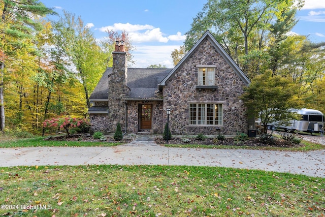 view of front of property with a front yard