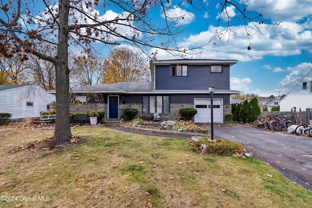 view of front of house featuring a garage and a front yard