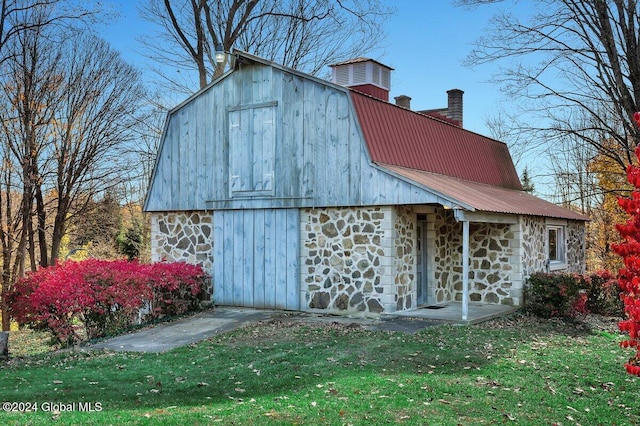 view of outdoor structure with a yard