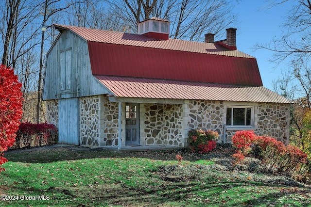 rear view of house featuring a lawn