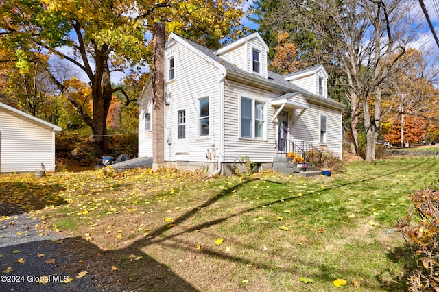 view of front facade featuring a front lawn