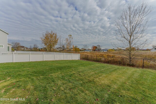 5 Teasdale Ct, Colonie, NY 12189 - view of yard featuring fence