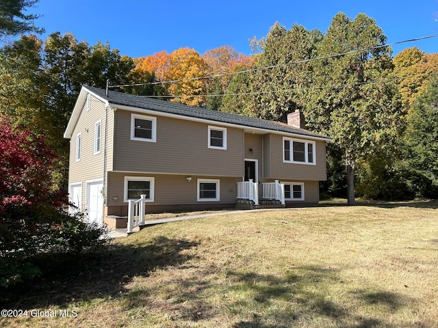 view of front of house with a front lawn