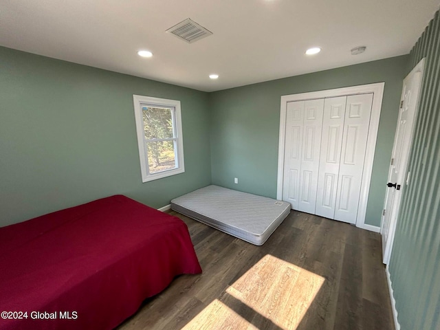 bedroom featuring dark hardwood / wood-style floors and a closet