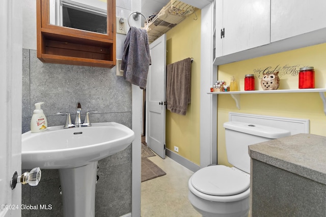 bathroom with toilet and backsplash