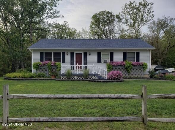 ranch-style house featuring a front yard