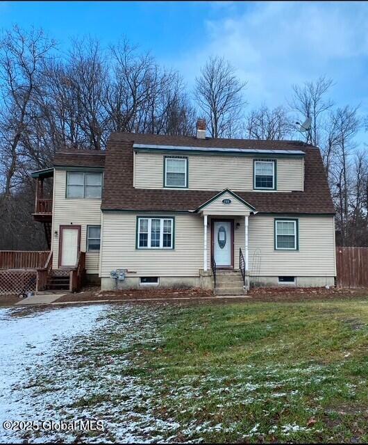 view of front of property featuring a yard