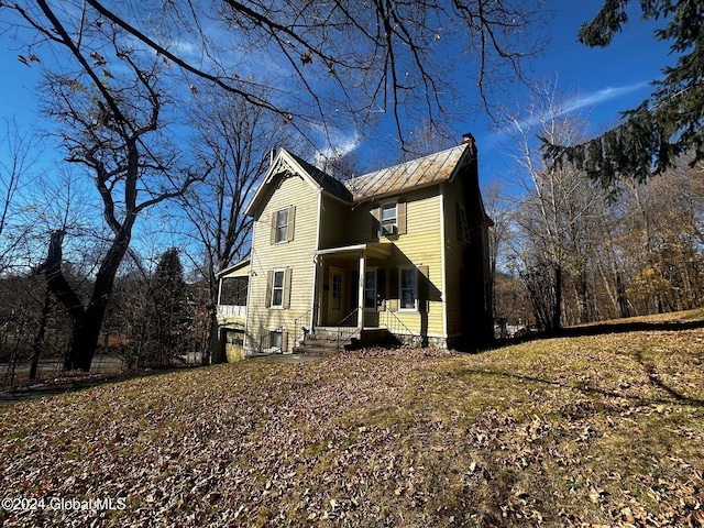 view of front of property with a front yard