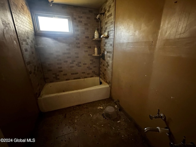 bathroom with tiled shower / bath