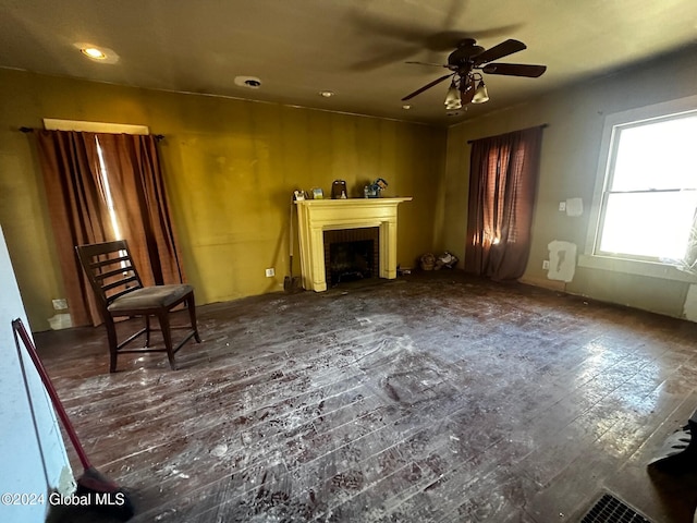 unfurnished room featuring dark wood-type flooring and ceiling fan