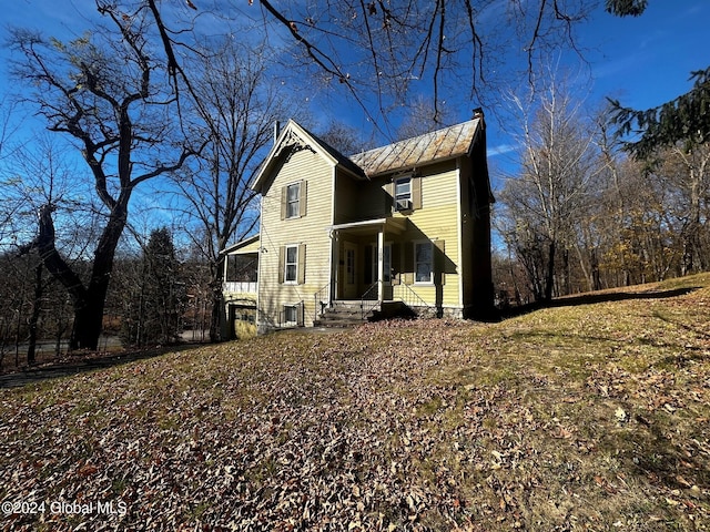 view of front facade featuring a front lawn