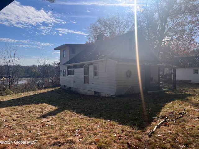 view of side of property featuring a yard