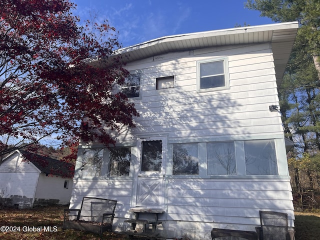 123 Iroquois Trail Rd, Amsterdam, NY 12177 - view of side of home