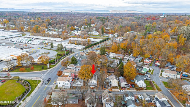 birds eye view of property featuring a mountain view