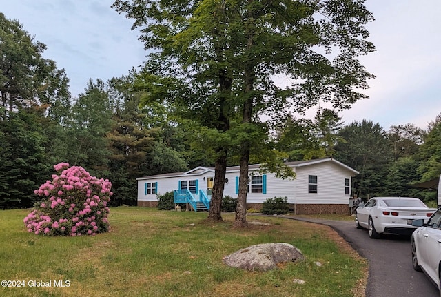 view of front facade with a front lawn