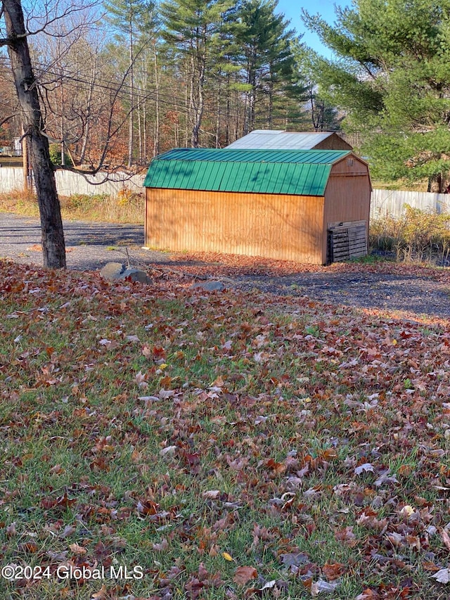 view of yard with a storage unit