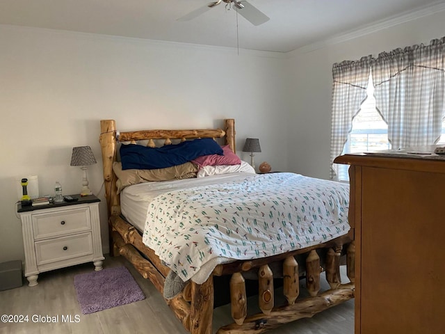 bedroom with light hardwood / wood-style floors, crown molding, and ceiling fan