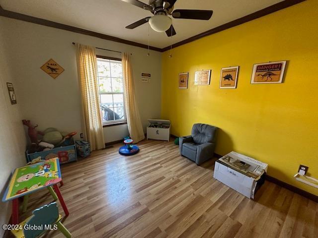 sitting room featuring crown molding, light hardwood / wood-style floors, and ceiling fan