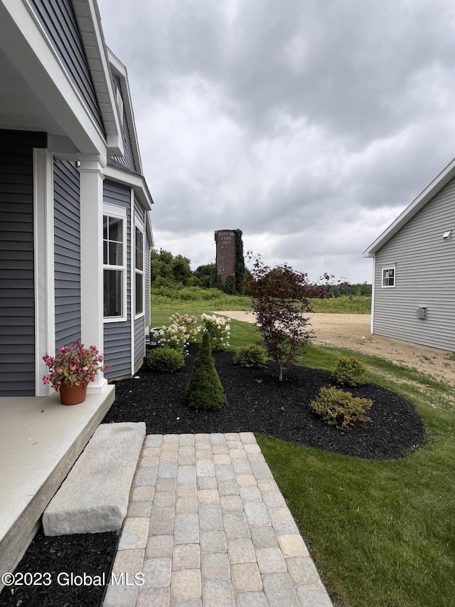 view of yard featuring a patio