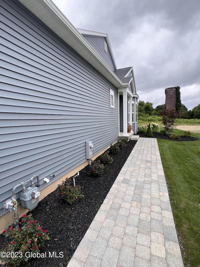 view of side of property featuring a lawn