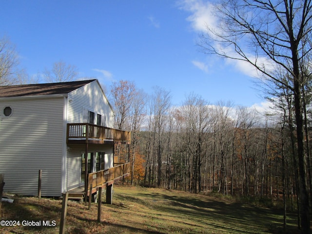 view of yard featuring a balcony