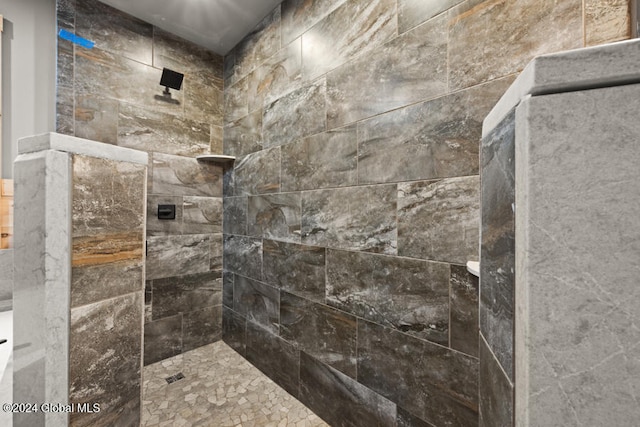 bathroom featuring a tile shower