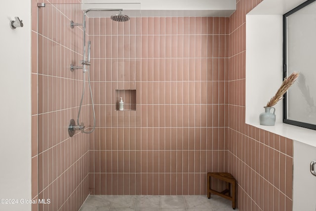 bathroom featuring tiled shower