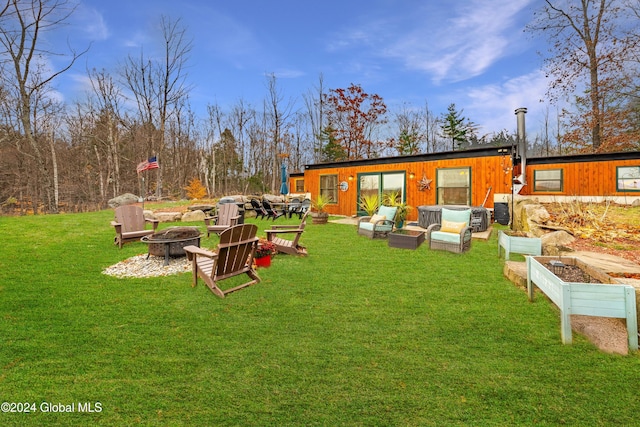 view of yard featuring an outdoor living space with a fire pit