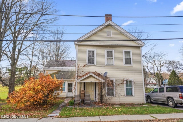 view of front of home featuring a front yard