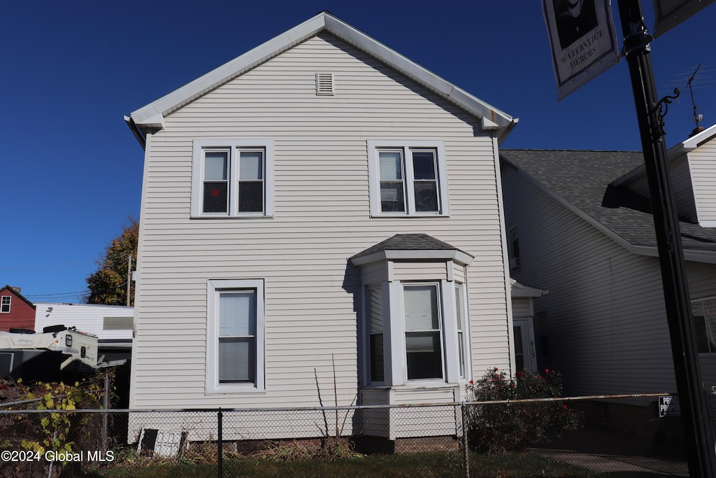 view of front property