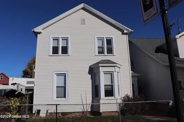 view of front property