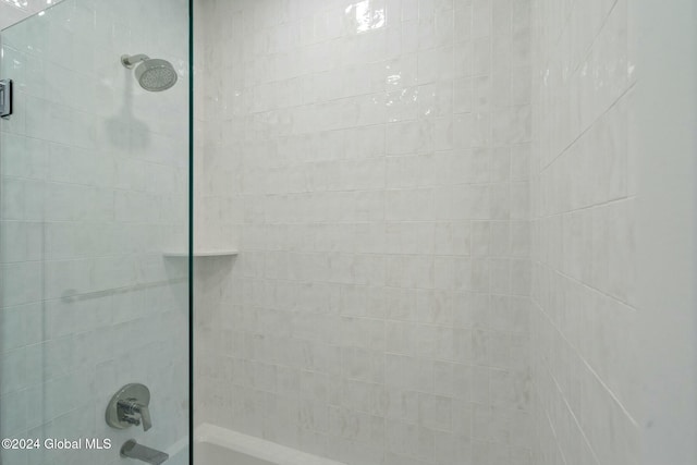 full bath with tiled shower / bath combo