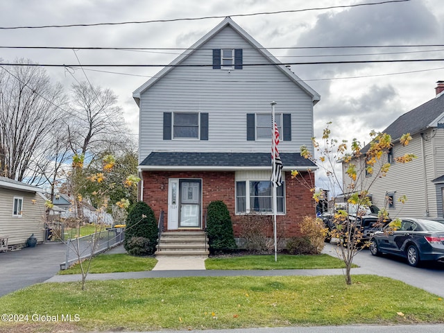 front of property with a front lawn