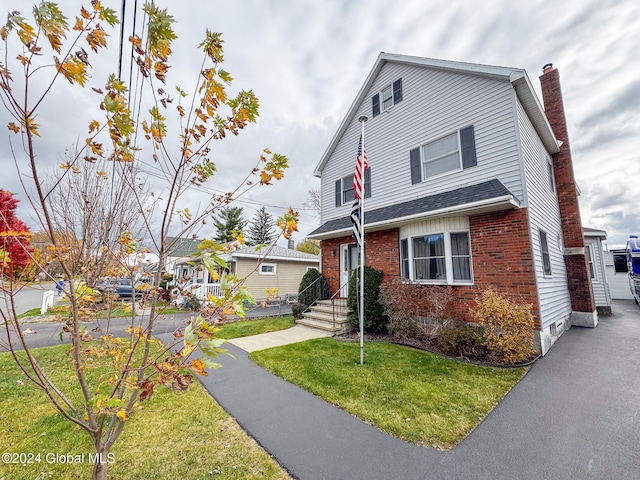 view of front of property featuring a front yard