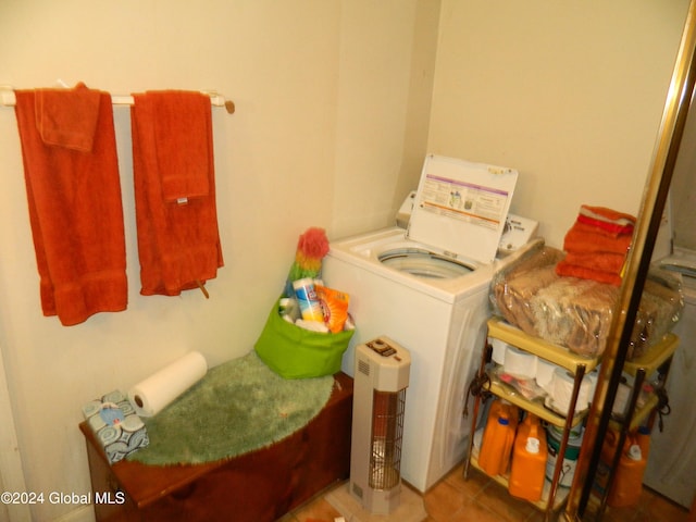 laundry area featuring tile patterned flooring and washer / dryer