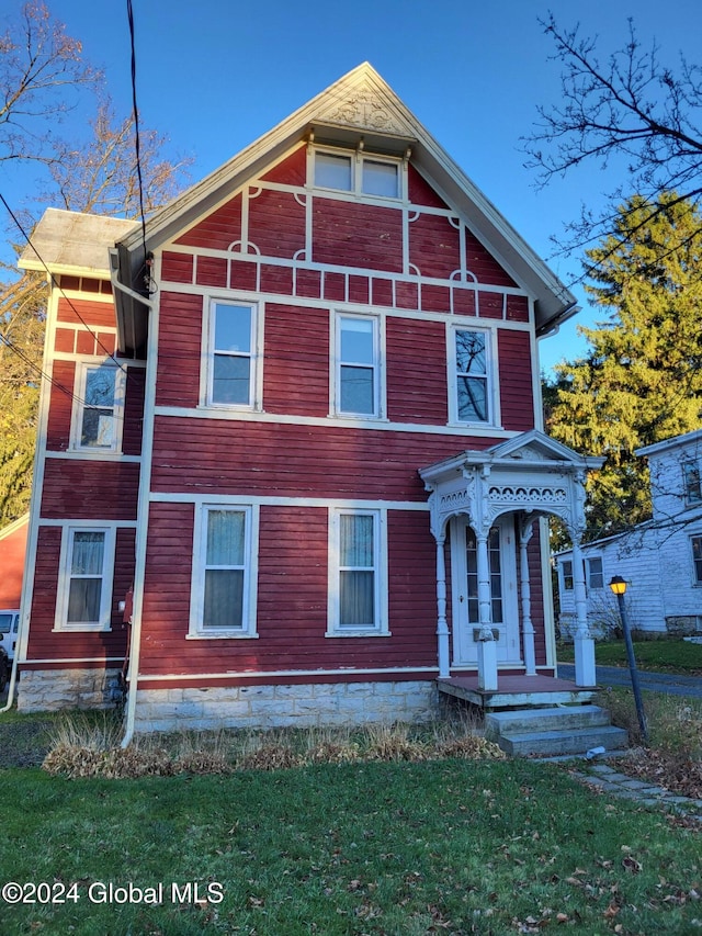 view of front of property featuring a front yard