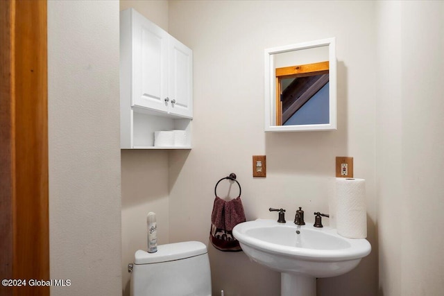 bathroom featuring toilet and sink