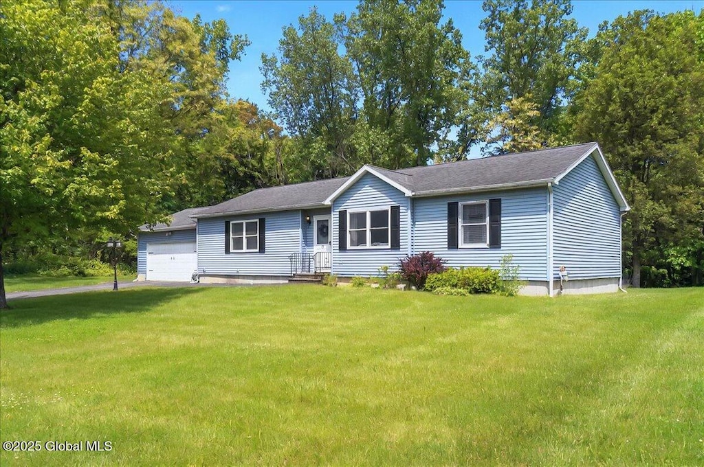 21 Huntington Pkwy, Clifton Park, NY 12019 - ranch-style house with an attached garage and a front yard