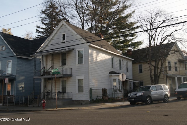 view of front of house with a balcony