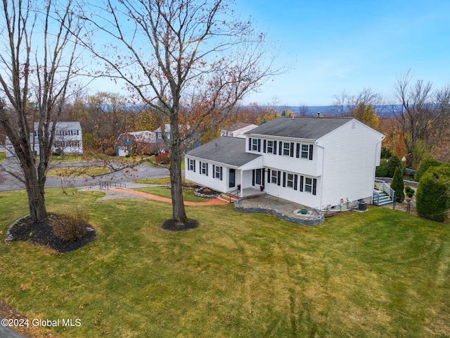 view of front of house featuring a patio and a front yard