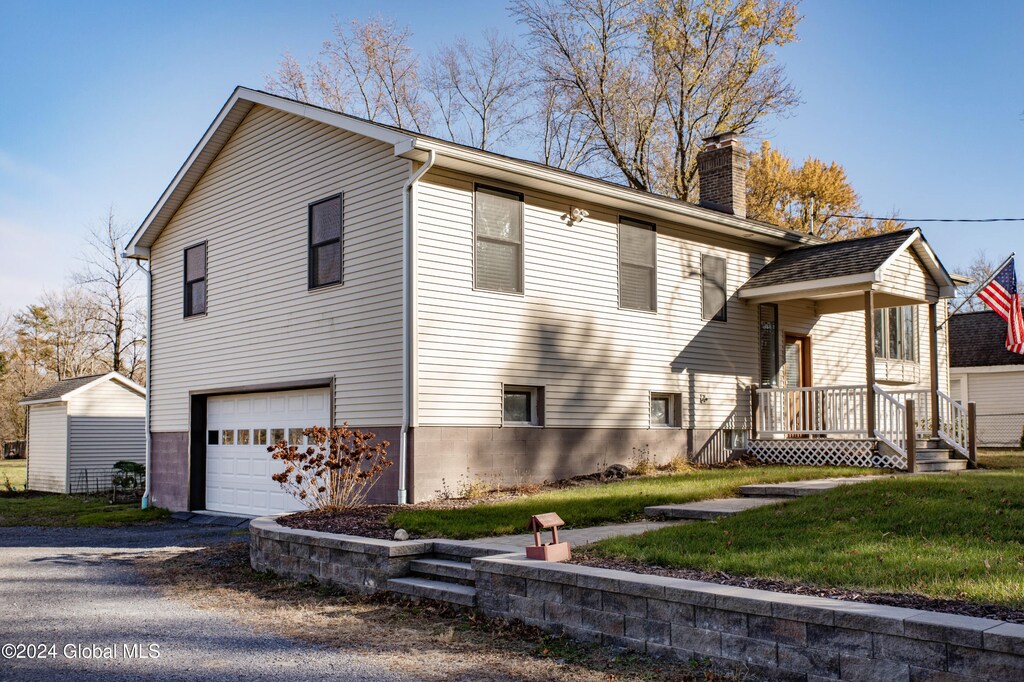 view of front of house featuring a front yard and a garage