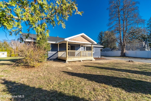 view of front of home featuring a wooden deck and a front lawn