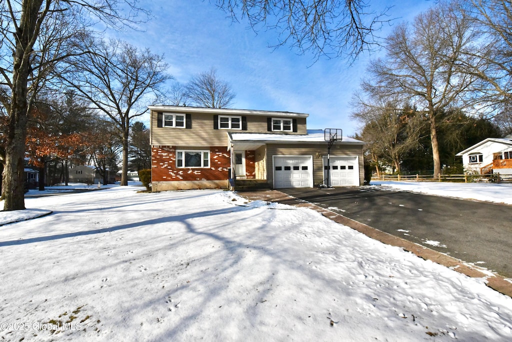 view of front property featuring a garage