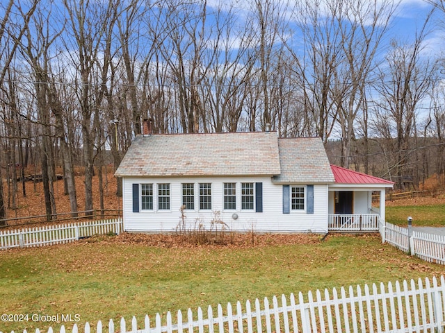 view of front facade featuring covered porch and a front yard