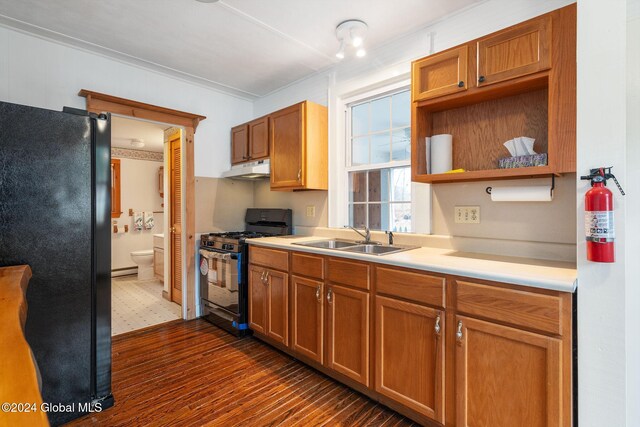 kitchen with sink, black appliances, dark hardwood / wood-style floors, and ornamental molding