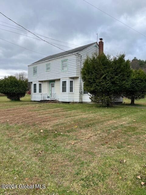 view of front facade featuring a front lawn